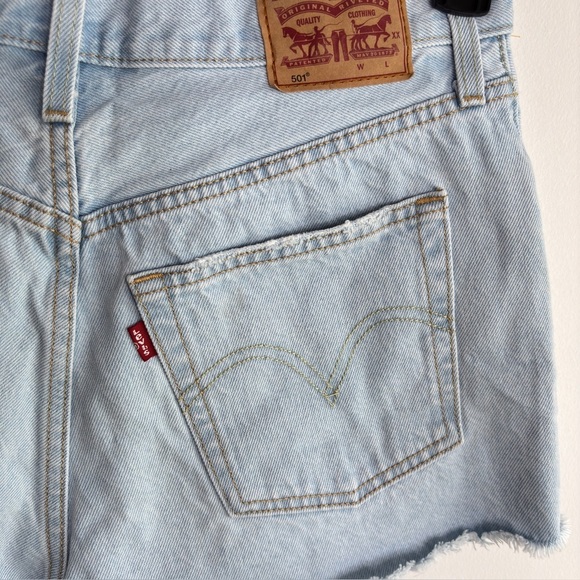 Levi's Women's 501 Button Fly Jean Denim Shorts Size W 27 Cut Off Light Wash - Picture 4 of 16